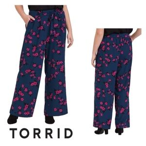 Torrid Ladies Blue Floral Crepe Wide Leg Dress Pants Elastic Waist size 0